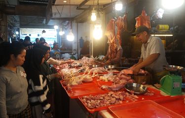 Tidak saja Harga Ayam Potong yang naik harga di Batam, Kepulauan Riau (Kepri) saat ini. Harga daging segar dan daging es atau daging beku di sejumlah pasar di Batam perlahan meroket.