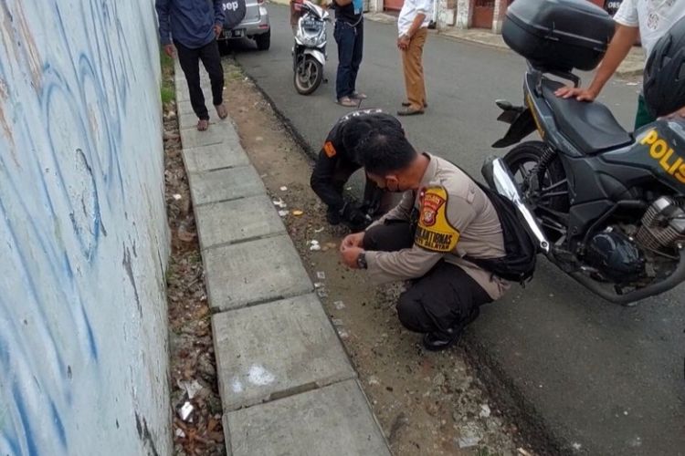 Anggota polisi sedang memeriksa sejumlah plastik klip  dan diduga alat hisap sabu yang berserakan di RT 05 RW 03 Jalan Anggur Barat II, Cipete Selatan, Cilandak, Jakarta Selatan pada Jumat (12/8/2022) siang. 