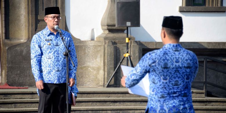 Gubernur Jawa Barat Ridwan Kamil memaparkan beberapa evaluasi otonomi daerah saat upacara peringatan ke-23 Hari Otonomi Daerah tahun 2019 di halaman Gedung Sate, Jalan Diponegoro, Kota Bandung, Kamis (25/4/2019).