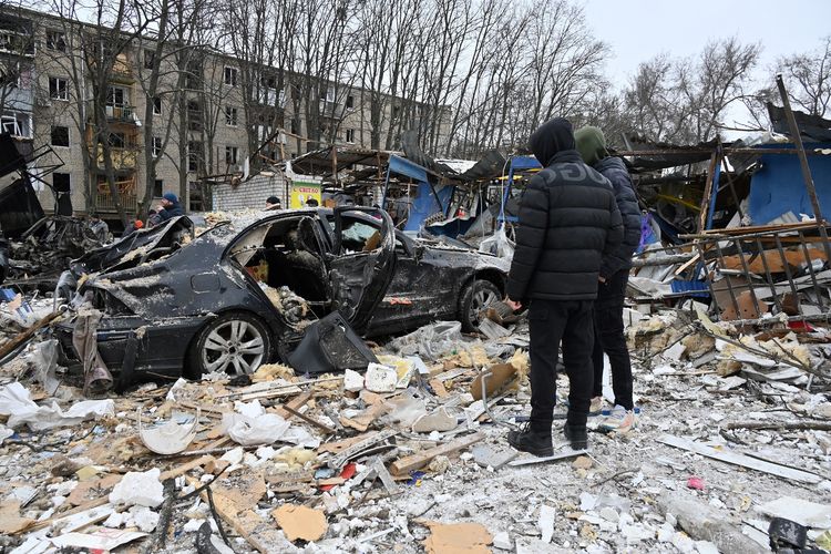 Mobil yang hancur setelah terkena serangan rudal di Kota Kharkiv, Ukraina, Selasa (23/1/2024). Gempuran terbaru dalam perang Rusia-Ukraina ini menewaskan enam orang dan puluhan korban luka-luka.