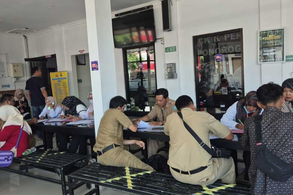 Permohonan Surat Keterangan Catatan Kepolisian (SKCK) di Polres Ponorogo melonjak hingga 10 kali lipat dibanding hari biasa. Lonjakan itu terjadi setelah Badan Kepegawaian dan Pengembangan Sumber Daya Manusia (BKPSDM) Ponorogo mengumumkan 1.823 pegawai terdata sebagai Pegawai Pemerintah dengan Perjanjian Kerja (PPPK) Paruh Waktu tahun anggaran 2024.
