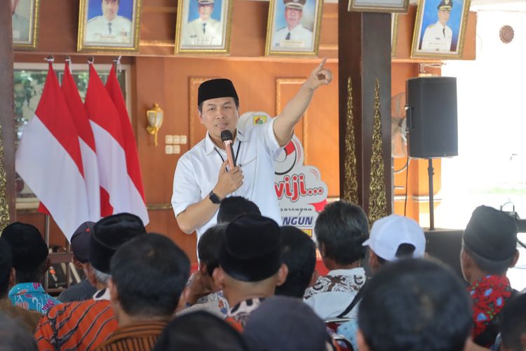 Bupati Wonogiri Joko Sutopo mengadakan audiensi kepada ratusan petani untuk mengembalikan ekosistem hutan menyusul banyaknya kera yang turun ke lahan pertanian di Pendopo Rumah Jabatan Bupati Wonogiri, Jawa Tengah, Jumat (20/9/2024).