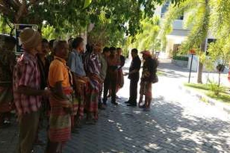 Sejumlah warga yang mewakili warga dari empat desa di Kabupaten Timor Tengah Selatan (TTS), Nusa Tenggara Timur, mendatangi kantor PLN Wilayah NTT