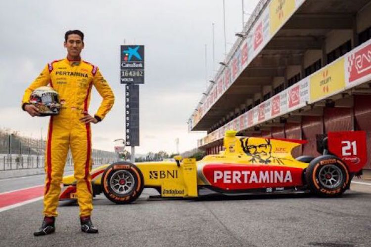 Pebalap Indonesia, Sean Gelael, berpose di samping mobil tim Pertamina Arden yang akan dia pakai pada Formula 2 2017.