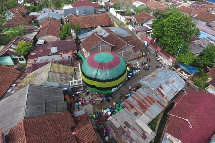 Balon udara tanpa awak yang hendak diterbangkan warga Purbalingga, Jawa Tengah, Rabu (28/6/2017) pagi.