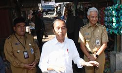 Blusukan ke Pasar Bareng Jokowi, Ganjar Janji Revitalisasi Pasar Menden, Blora