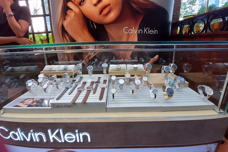 Jam tangan Calvin Klein yang dipamerkan dalam acara peluncuran koleksi terbaru jam tangan brand tersebut, Selasa (19/3/2024). 