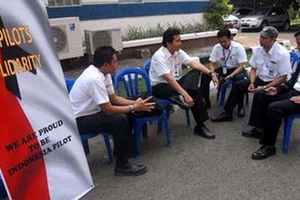 Aksi mogok kerja yang dilakukan yang dilakukan pilot dari Asosiasi Pilot Garuda (APG) dilakukan dengan duduk-duduk sambil berbincang-bincang ringan di depan gedung Pilot House yang berada di kawasan kantor Garuda Operation Center (GOE), Bandara Soekarno-Hatta, Tanggerang, Kamis (28/7/2011).