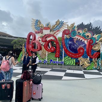 Bandara I Gusti Ngurah Rai Bali.  Pengelola Bandara Internasional I Gusti Ngurah Rai, Bali, resmi mengumumkan penghentian operasional penerbangan sementara selama 24 jam penuh dalam rangka menghormati pelaksanaan Hari Raya Nyepi Tahun Baru Saka 1948.