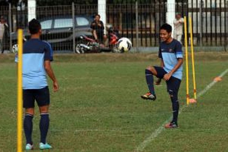 Kapten timnas U-19 Indonesia Evan Dimas (kanan) saat berlatih bersama untuk persiapan pertandingan melawan Filipina di Lapangan C PSSI, Senayan, Jakarta, Rabu (9/10/2013).