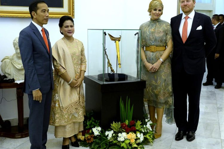 Raja Belanda Willem Alexander menyerahkan   sebilah keris milik Pahlawan Nasional Pangeran Diponegoro kepada Presiden Joko Widodo.   Keris itu diserahkan secara simbolis saat pertemuan Raja Willem dan Jokowi di Istana Kepresidenan Bogor, Jawa Barat,  Selasa (10/3/2020). 