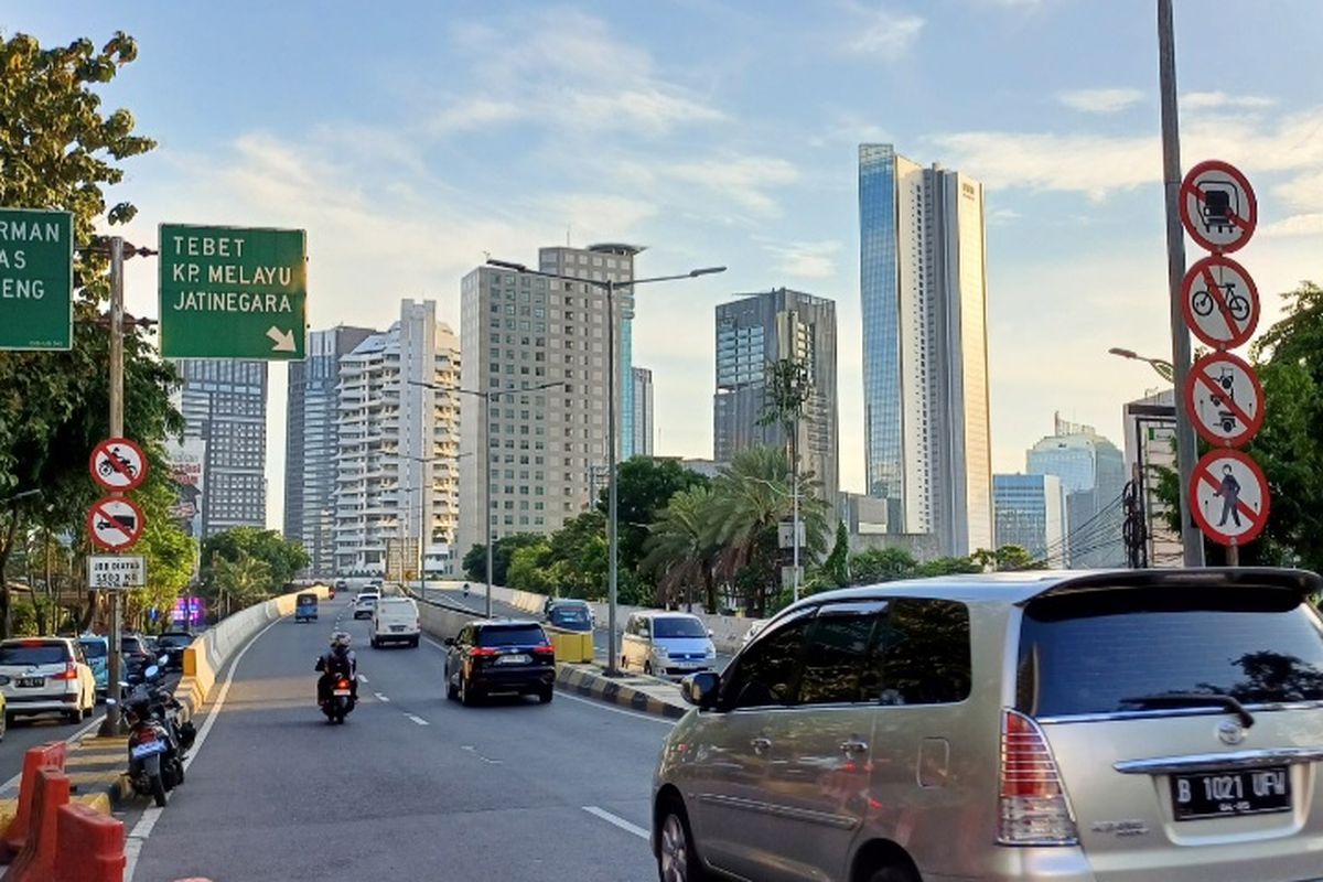 Jalan Layan Non Tol (JLNT) Kampung Melayu - Tanah Abang atau JLNT Casablanca masih banyak dilintasi pengendara sepeda motor. 