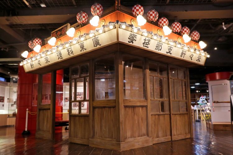 Shin Yokohama Ramen Museum membangun kembali tiruan kedai lantai satu restoran ramen pertama di Jepang, Rairaken. 