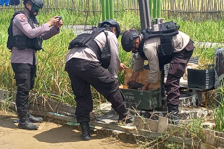 Tim Jihandak Gegana Brimob Polda Kalsel membawa roket pelontar dari lokasi temuan di Tabunganen, Barito Kuala, Kalsel.