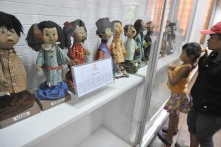 Musim liburan sekolah banyak dimanfaatkan anak-anak untuk berwisata ke Museum Wayang yang ada di kawasan wisata Kota Tua Jakarta, Minggu (19/6/2011). Selain berwisata, anak-anak juga belajar mengenal wayang sebagai salah satu warisan budaya bangsa yang sudah diakui dunia. 