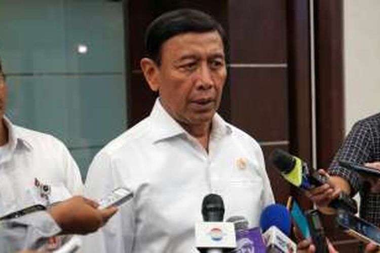 Menteri Koordinator bidang Politik, Hukum dan Keamanan Wiranto, usai rapat koordinasi terbatas tingkat menteri di kantor Kemenko Polhukam, Jakarta Pusat, Selasa (3/1/2017).