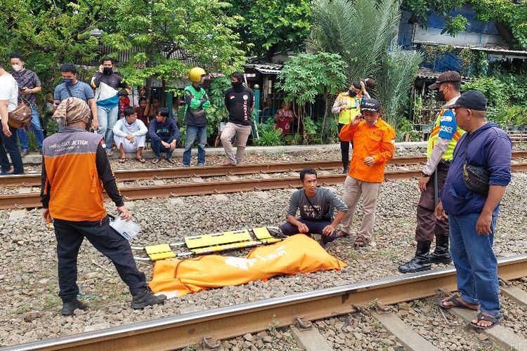 Seorang pemuda berinisial D tewas terlindas kereta rel listrik (KRL) Duri -Tangerang, di dekat perlintasan sebidang JPL 8a di Pesing, Kebon Jeruk, Jakarta Barat, pada Jumat (9/9/2022). 