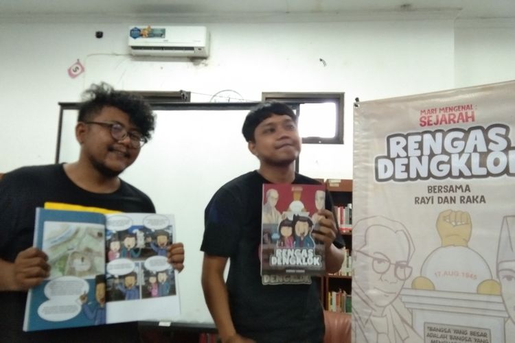 Komikus Rengasdengklok Nurbani Wibowo (kanan) membuat buku tentang Rengasdengklok versi bergambar.