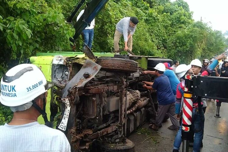 Sebuah mobil boks yang memuat air mineral jatuh terguling di jalan Gatot Subroto, Kelurahan Bukit Wolio Indah, Kecamatan Wolio, Kota Baubau, Sulawesi Tenggara, Kamis (10/7/2025) petang.