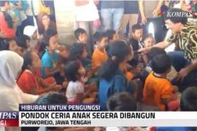 Anak-anak korban banjir dan longsor ini dihibur dengan kedatangan Menteri Sosial Khofifah Indar Parawansa dan Kak Seto Mulyadi. Mereka diajak bermain bersama dan bernyanyi.