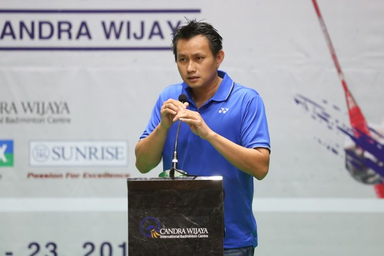 Mantan pebulutangkis nasional Candra Wijaya memberikan sambutan saat acara penganugerahan penghargaan tokoh bulutangkis nasional di Candra Wijaya Internasional Badminton Centre, Tangerang, Banten, Selasa (19/12/2017). Penghargaan tersebut diberikan kepada tokoh bulutangkis berprestasi diantaranya peraih medali emas Olimpiade Atlanta 1996 Ricky Subagja dan Rexy Mainaky, pelatih Herry Iman Pierngadi, Richard Mainaky dan Eng Hian, serta kepada atlet berprestasi Tontowi Yahya dan Lilyana Natsir serta Kevin Sanjaya dan Marcus Fernaldi.