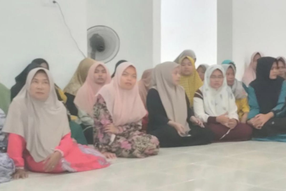 Anggota koperasi merah putih membahas sumbangan modal koperasi merah putih di Desa Rekkerek, Kec. Palengaan Pamekasan