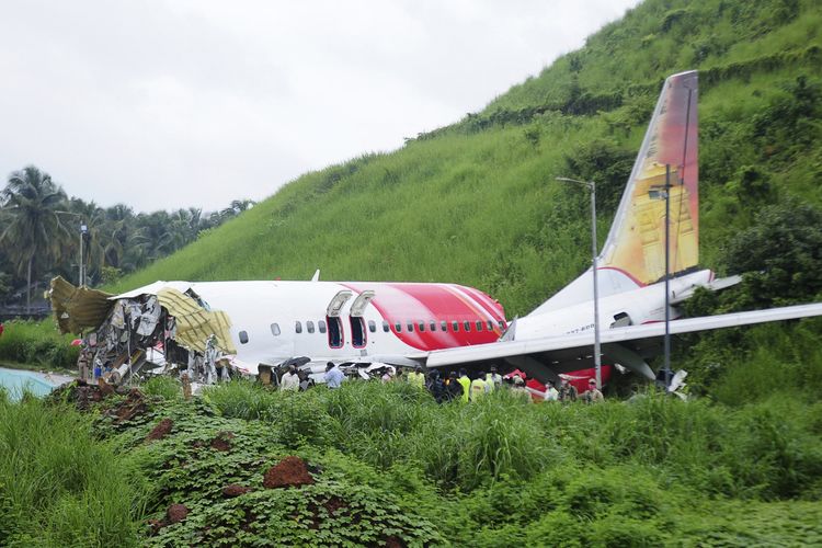 Bangkai pesawat Air India Express 1344 yang jatuh di Bandara Kozhikode, Negara Bagian Kerala, India, Jumat (7/8/2020). Pesawat tergelincir keluar landasan saat mendarat karena hujan badai, dan patah jadi dua.