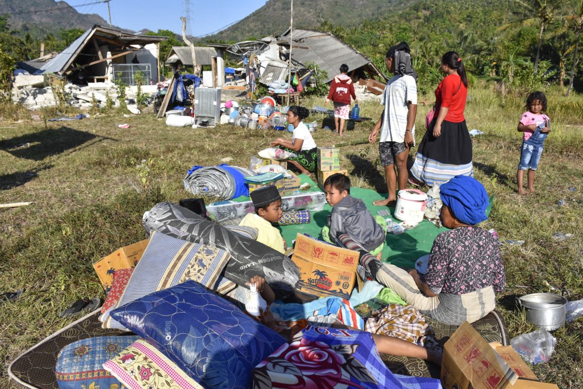 Sejumlah warga berada di halaman rumahnya pascagempa di Desa Bentek, Kecamatan Pemenang, Tanjung, Lombok Utara, NTB, Senin (6/8/2018). Gempa bumi bermagnitudo 7 mengguncang Lombok, Minggu (5/8/2018) malam.