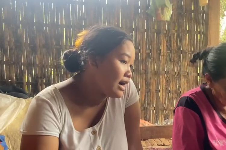 CERITA—Maya menceritakan anaknya yang lahir dalam kondisi tanpa batok kepala dan bibir sumbing di Dusun Tanggur, Desa Karangan, Kecamatan Badegan, Kabupaten Ponorogo