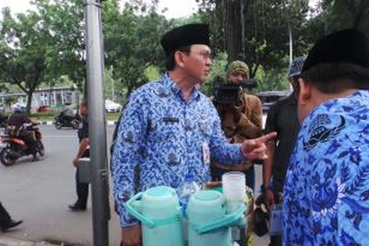 Tukang cincau dan pedagang kopi keliling kaget digertak Plt Gubernur Basuki Tjahaja Purnama, Senin (10/11/2014).