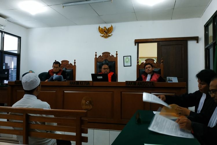 Terdakwa Abdul Kadir Jaelani dalam sidang lanjutan kasus penipuan dan penggelapan terhadap Nenek Arpah (69), Senin (3/2/2020) di Pengadilan Negeri Depok.