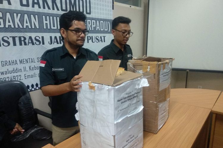 Kardus berisi ribuan formulit C1 asal Boyolali, Jawa Tengah yang ditemukan polisi di Jakarta Pusat, Senin (6/5/2019).