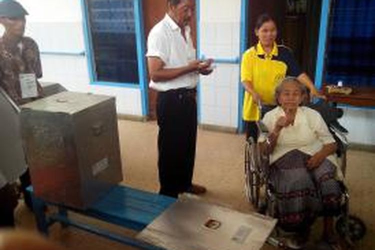 Yatminah (88), penghuni panti wreda Santo Yoseph di Kota Kediri, Jawa Timur, usai mengikuti pencoblosan Pilpres 2014, Rabu (9/7/2014).