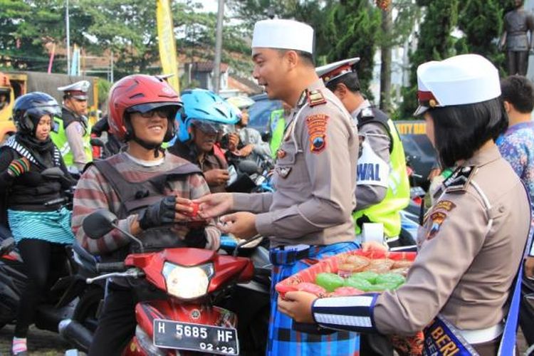 Satlantas Polres Semarang menggelar kegiatanCengli atau Cegah Pelanggaran Lalu Lintas di halaman Benteng Willem II Ungaran, Jumat (27/1/2017) siang. Para pengendara dibagikan kue keranjang dan angpao yang berisi pesan keselamatn berkendara.