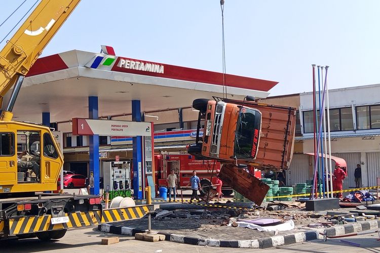 Gagal Nanjak, Truk Hajar SPBU Silayur Semarang hingga Ditutup Sementara