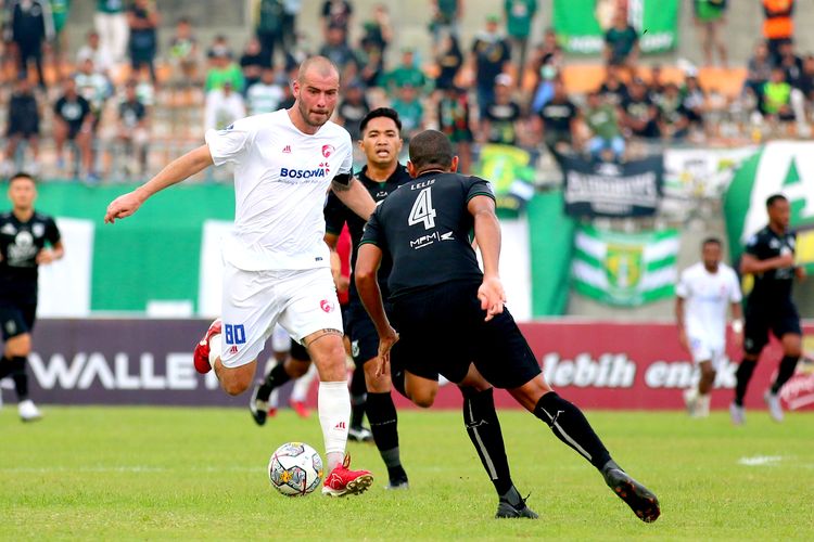 Pemain PSM Makassar Wiljan Pluim dijara ketat pemain Persebaya Surabaya saat pertandingan pekan ke-26 Liga 1 2022-2023 yang berakhir dengan skor 0-1 di Stadion Gelora Joko Samudro Gresik, Jumat (24/2/2023) sore.