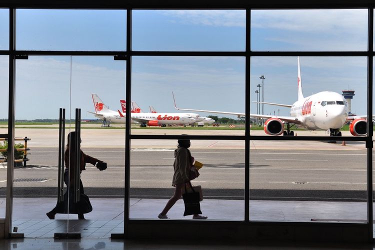 Sejumlah pemudik Warga Negara Indonesia (WNI) dari Malaysia tiba di kedatangan Internasional Bandara Kualanamu Kabupaten Deliserdang, Sumatera Utara, Kamis (21/5/2020). Sebanyak 83 WNI dengan visa melancong yang terdampak karantina (lockdown) pandemi COVID-19 di Malaysia itu tiba dan langsung mengikuti prosedur pemeriksaan protokol kesehatan COVID-19 sebelum pulang ke daerah masing-masing. ANTARA FOTO/Septianda Perdana/aww. 