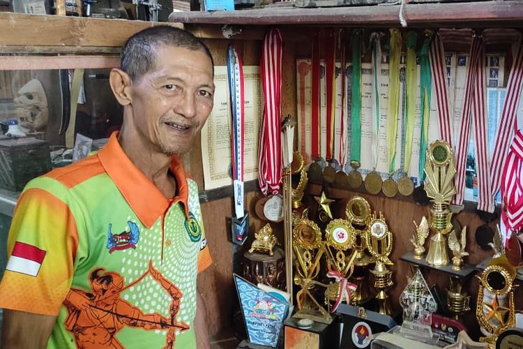 Eddy Roostopo menunjukkan berbagai medali dan trofi yang pernah ia raih. Pada PON XI 1985 di Jakarta, pria yang akrab disapa Popop itu berhasil meraih satu medali emas, satu perak, dan dua perunggu.