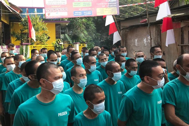 Puluhan pasien ODGJ dari Yayasan Jamrud Biru saat baru tiba di lapangan RT 04 RW 04, Kelurahan Mustikasari, Kecamatan Mustika Jaya, Kota Bekasi, Rabu (17/8/2022). Puluhan ODGJ tersebut turut dihadirkan dalam prosesi Pengibaran Bendera Sang Saka Merah Putih saat perayaan HUT Republik Indonesia ke 77.