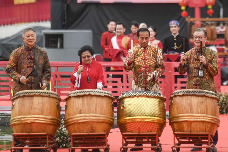 Presiden Joko Widodo (kedua kanan) bersama Presiden ke-5 Megawati Soekarnoputri (kedua kiri), Ketua Pelaksana Perayaan Imlek Nasional 2023 Franky Oesman Widjaja (kanan), dan Wakil Ketua Yayasan Buddha Tzu Chi Indonesia Sugianto Kusuma (kiri) menabuh gendang saat membuka Perayaan Imlek Nasional 2023 di Lapangan Banteng, Jakarta, Minggu (29/1/2023). Perayaan Imlek Nasional 2023 mengusung tema ''Bersyukur, Bangkit, dan Maju Bersama''.