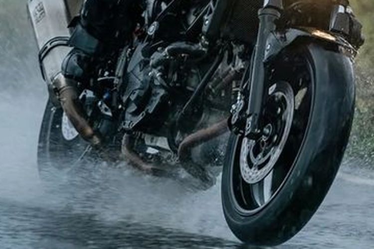 Tak Hanya Mobil, Aquaplaning Juga Menyerang Pengendara Motor di Musim Hujan