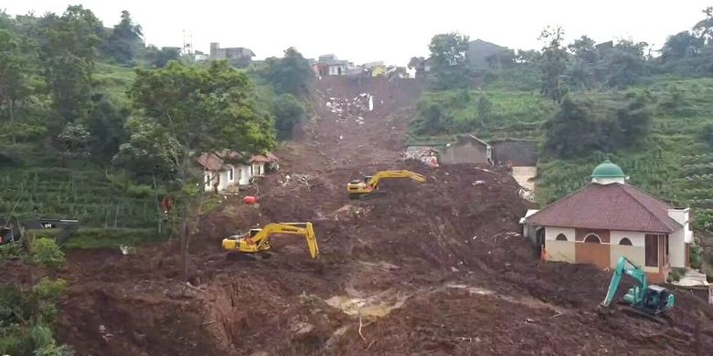 Alam di Desa Cihanjuang, Cimanggung, Sumedang, Jawa Barat rusak berat pasca-longsor yang terjadi Sabtu (9/1/2021). 