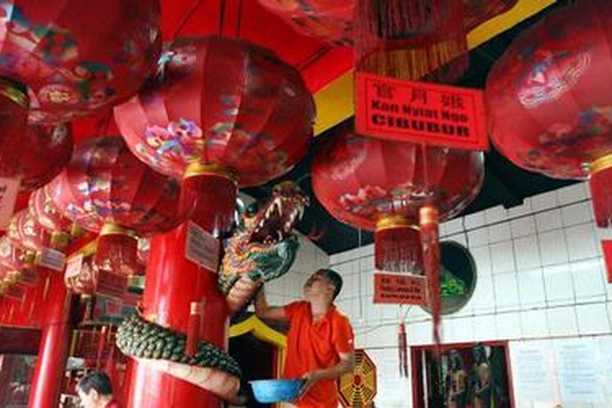 Warga keturunan Tionghoa membersihkan berbagai peralatan peribadahan maupun patung-patung Dewa di Kelenteng Hian Thian Siang Tee Bio, Palmerah, Jakarta Barat, Minggu (07/2/2010). Bersih-bersih yang dikenal dengan Kiemsin dilakukan setelah ibadah Toapekong pada malam harinya sebagai persiapan dalam menyambut puncak Imlek 2010.