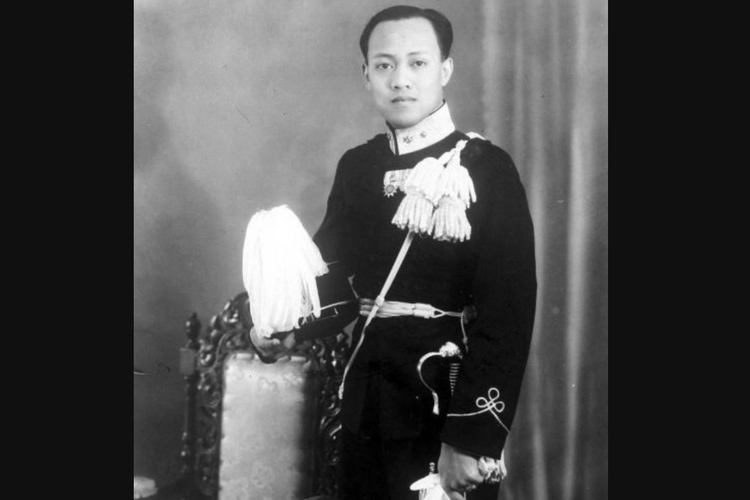 Paku Alam VIII, Gubernur DIY sejak 13 April 1937-11 September 1998.