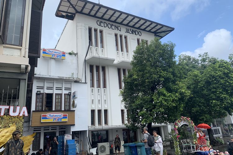 Gedung Jasindo yang menjadi lokasi syuting film Lisa Blackpink berlokasi persis di seberang Museum Sejarah Jakarta atau Museum Fatahillah Kota Tua Jakarta. Bangunan tiga lantai dengan struktur beton ini dibangun sejak 1912.