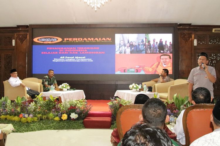 Ali Fauzi (kanan) saat memberikan paparan dalam acara seminar kebangsaan bersama menangkal terorisme dan radikalisme di Pendopo Lokatantra, Rabu (27/11/2019).