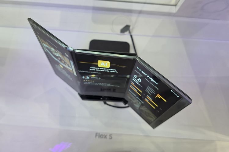 Ponsel lipat tiga Samsung Flex S yang dipamerkan di MWC 2025