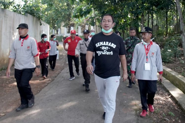 Wali Kota Semarang Hendrar Prihadi saat berkeliling di salah satu daerah di Kota Semarang untuk memantau kondisi masyarakat dan penyemprotan disinfektan.