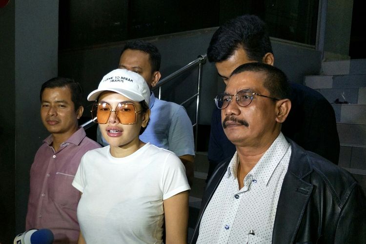 Nikita Mirzani didampingi kuasa hukumnya melaporkan Elza Syarief di Polda Metro Jaya, Semanggi, Jakarta Selatan, Senin (16/9/2019).