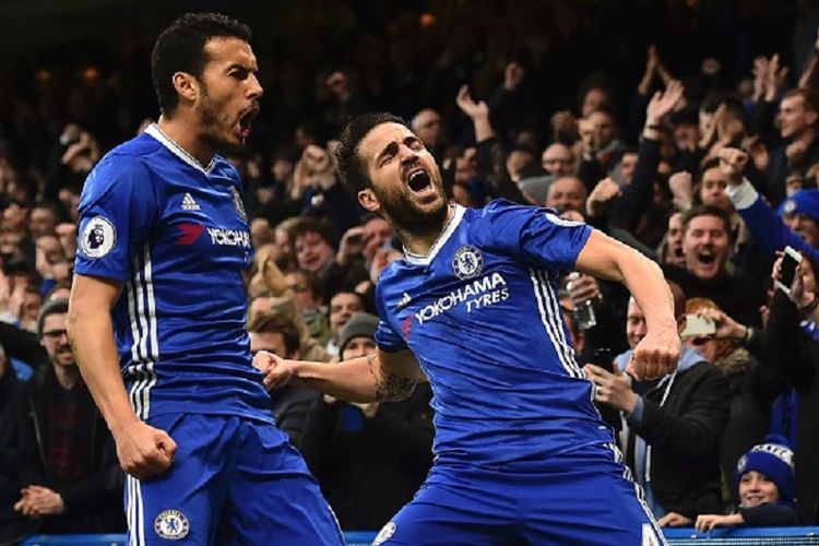 Pedro Rodriguez merayakan gol pertama Chelsea ke gawang Swansea yang dicetak oleh Cesc Fabregas pada laga Premier League di Stamford Bridge, Sabtu (25/2/2017).